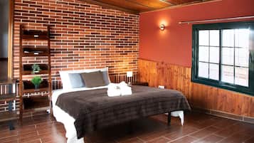 5 bedrooms, iron/ironing board, WiFi, bed sheets