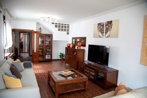 Living area - Nice townhouse with private pool, BBC and 2.5 km from Puy Du Fou. (Argés)