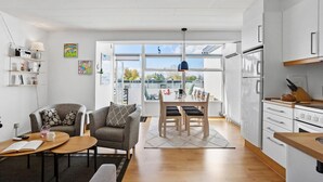 Een modern appartement met een eetgedeelte, keuken en woongedeelte.