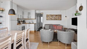 Een modern appartement met keuken, eetgedeelte en woonkamer.