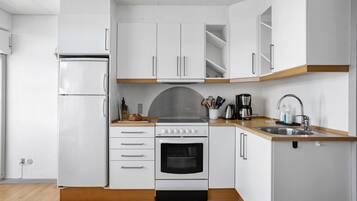 Jääkaappi, liesi, kahvin-/teenkeitin