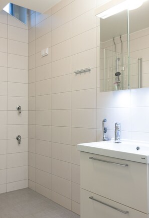 Lägenhet Comfort | Badrum | Dusch, hårtork, handdukar och tvål