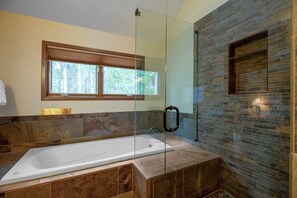 Ensemble douche/baignoire, sèche-cheveux, serviettes fournies