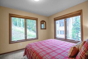 3 dormitorios, tabla de planchar con plancha, wifi gratis y ropa de cama