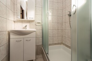 Economy Apartment A1 | Salle de bain | Douche, serviettes fournies