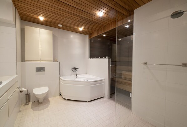 Premium-Apartment | Badezimmer | Badewanne und Dusche (separat), Whirlpool, Haartrockner
