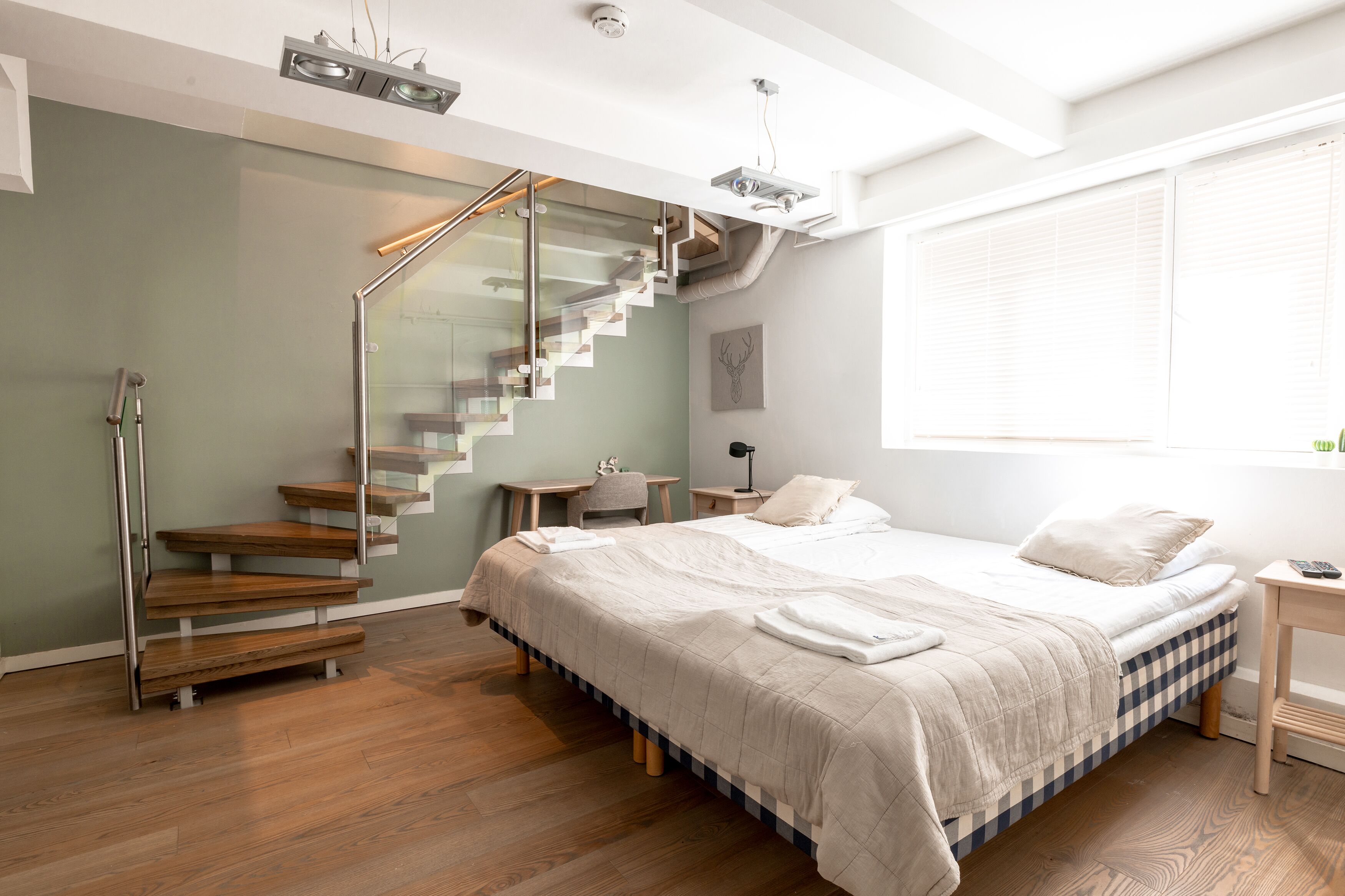 2 habitaciones, escritorio y espacio para trabajar con laptop 