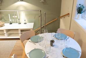 In-room dining - 2ndhomes Unique 2-Story Home with Spa (Helsinki)