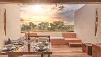 Deluxe Villa | In-room safe, individually decorated, individually furnished, desk