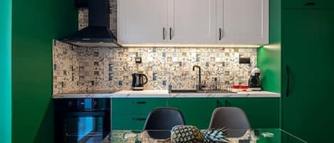 Fridge, oven, dishwasher, coffee/tea maker
