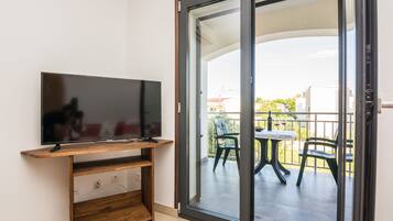 Classic Apartment (A2) | Wohnbereich | 100-cm-Flachbildfernseher mit Satellitenempfang, Fernseher