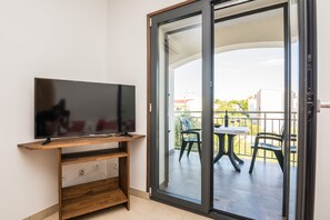 Classic Apartment (A2) | Living area | 100-cm flat-screen TV with satellite channels, TV - Apartments Silverstar (Vir)