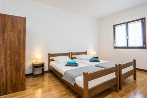 Economy Apartment (A3) | Free cribs/infant beds, free WiFi, bed sheets - Apartments Silverstar (Vir)