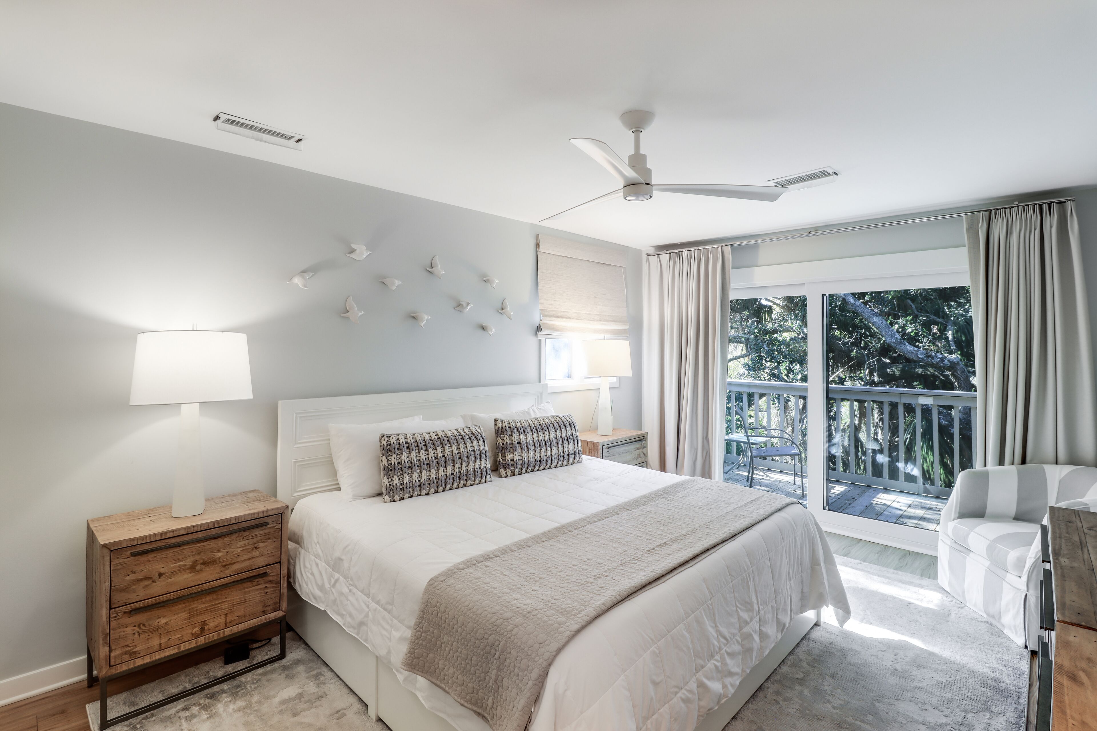 2 bedrooms, desk, WiFi
