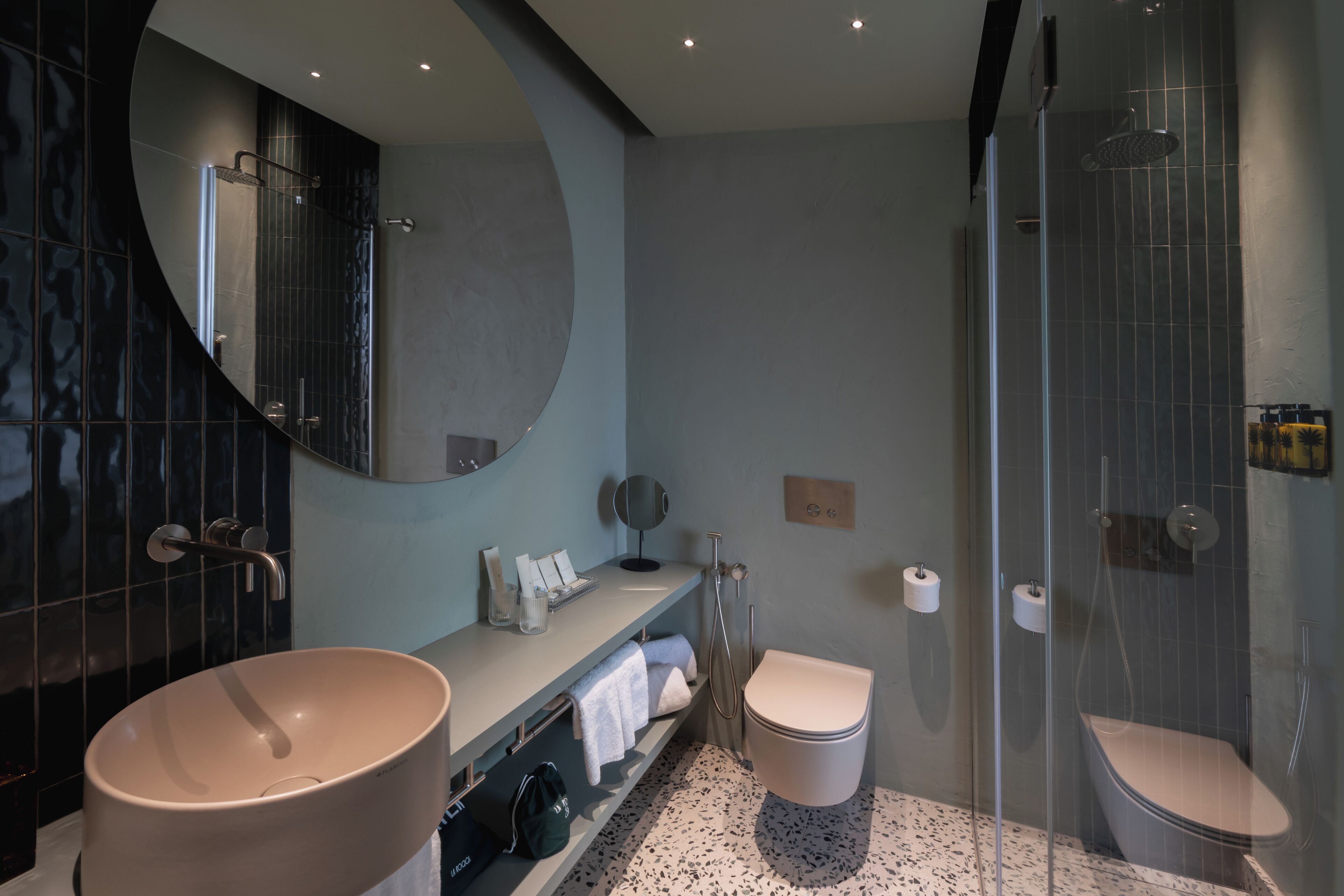 Ein modernes Badezimmer mit freistehender Badewanne, Toilette und einer Duschkabine.