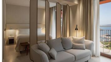 Minibar, caja de seguridad en la habitación y escritorio