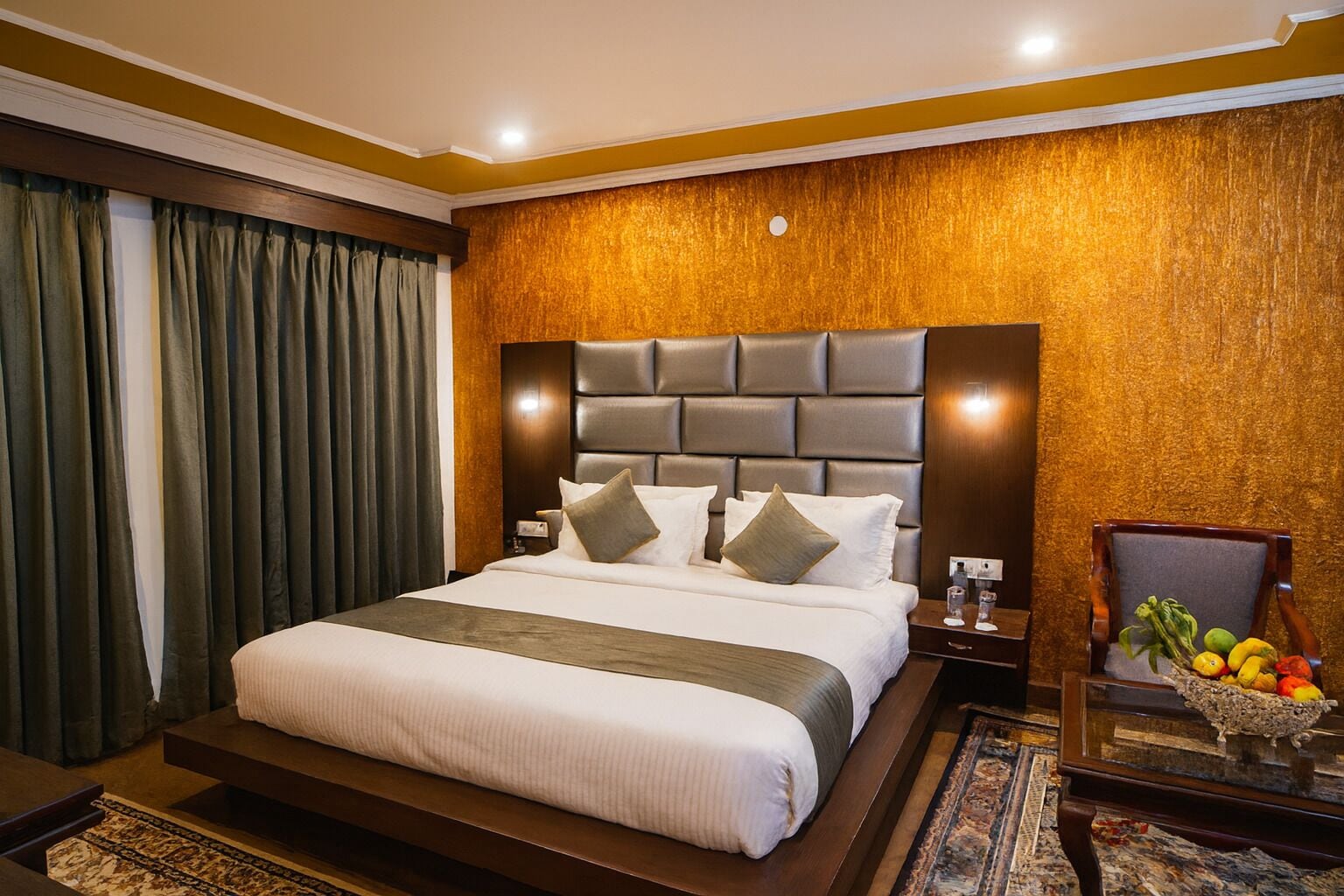 Deluxe Room | Minibar, in-room safe, individually decorated, individually furnished