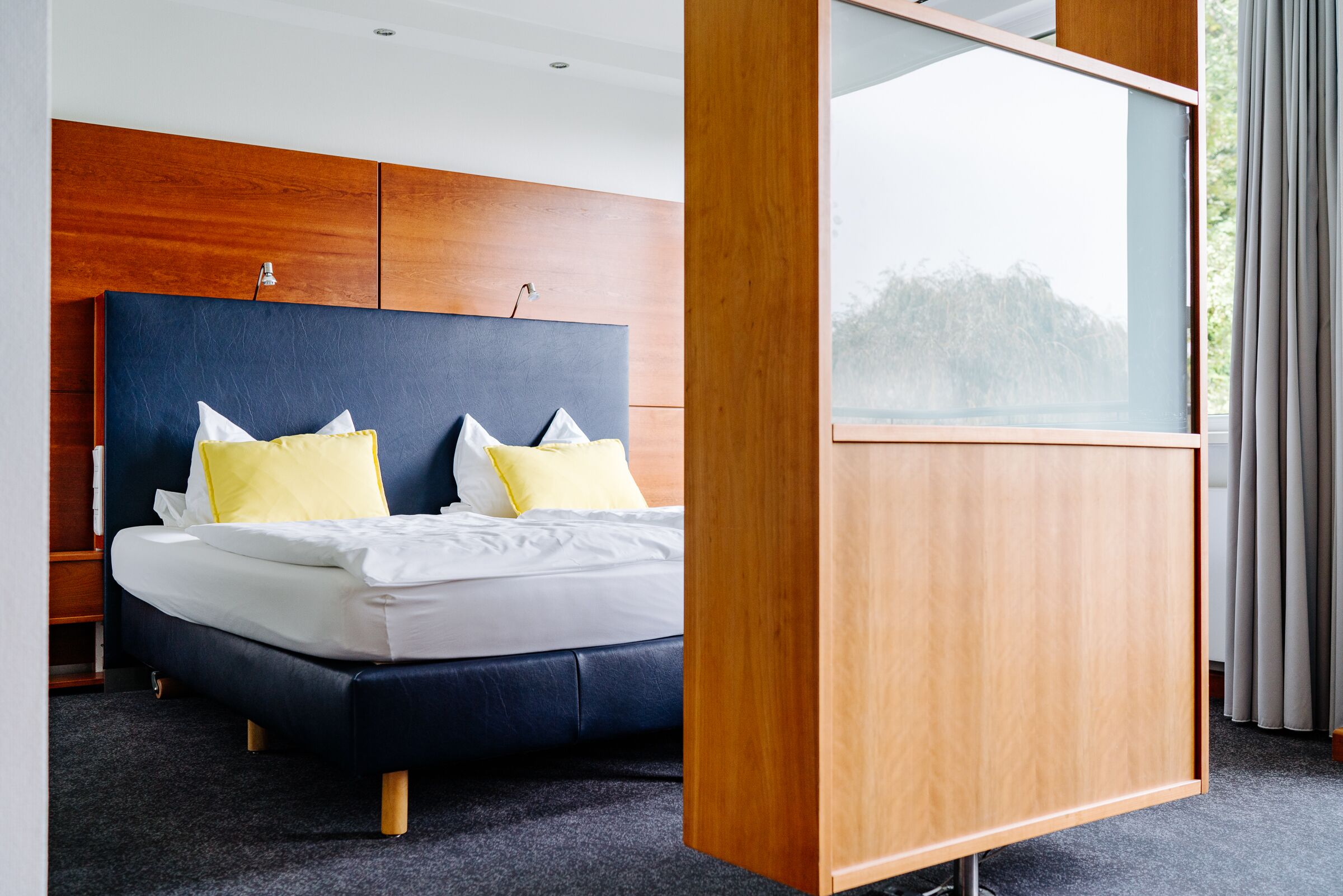 ملاءات للفراش لا تسبب الحساسية وستائر تعتيم وواي فاي مجانًا