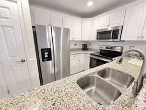 Mikroaaltouuni, kahvin-/teenkeitin