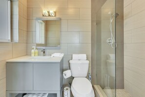 Combined shower/bathtub, hair dryer, towels, toilet paper - FIFA Perfect | RiversideBright 3: Pompano Beach Retreat (Pompano Beach)