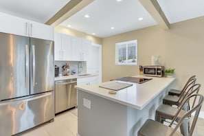 Fridge, microwave, oven, stovetop - FIFA Perfect | RiversideBright 3: Pompano Beach Retreat (Pompano Beach)