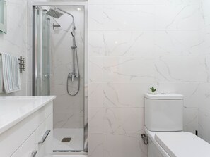 Dusche, Haartrockner, Handtücher