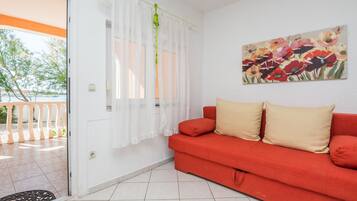 Basic Apartment A1 | Living area | 100-cm flat-screen TV with satellite channels, TV