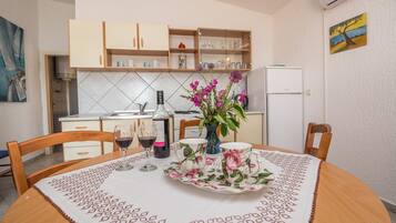 Economy Apartment A4 | Dapur peribadi | Peti sejuk, ketuhar gelombang mikro, dapur, cerek elektrik