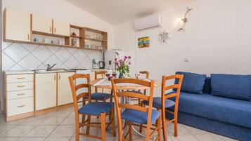 Economy Apartment A4 | Area soggiorno | TV a schermo piatto 100 cm con canali satellitari, TV
