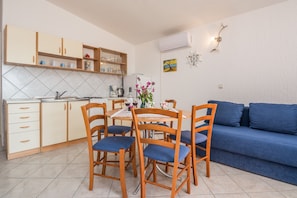 Economy Apartment A4 | Vardagsrum | 100-centimeters platt-tv med satellitkanaler och tv