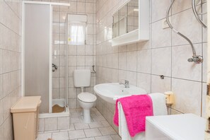 Family Apartment A5 | Baño | Regadera, secadora de cabello, toallas 