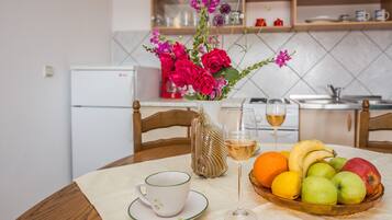 Comfort Apartment A3 | Eget kjøkken | Kjøleskap, mikrobølgeovn, kokeplater og vannkoker