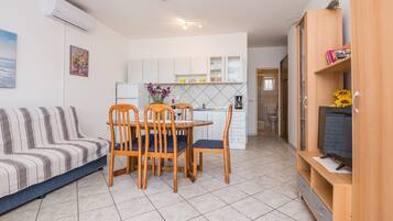 Family Apartment A5 | Dapur pribadi | Lemari es, microwave, kompor, dan ketel listrik