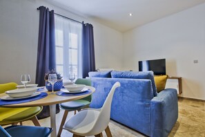 Deluxe Studio | In-room dining