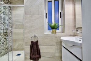 Deluxe Studio | Bathroom | Shower, hair dryer, towels