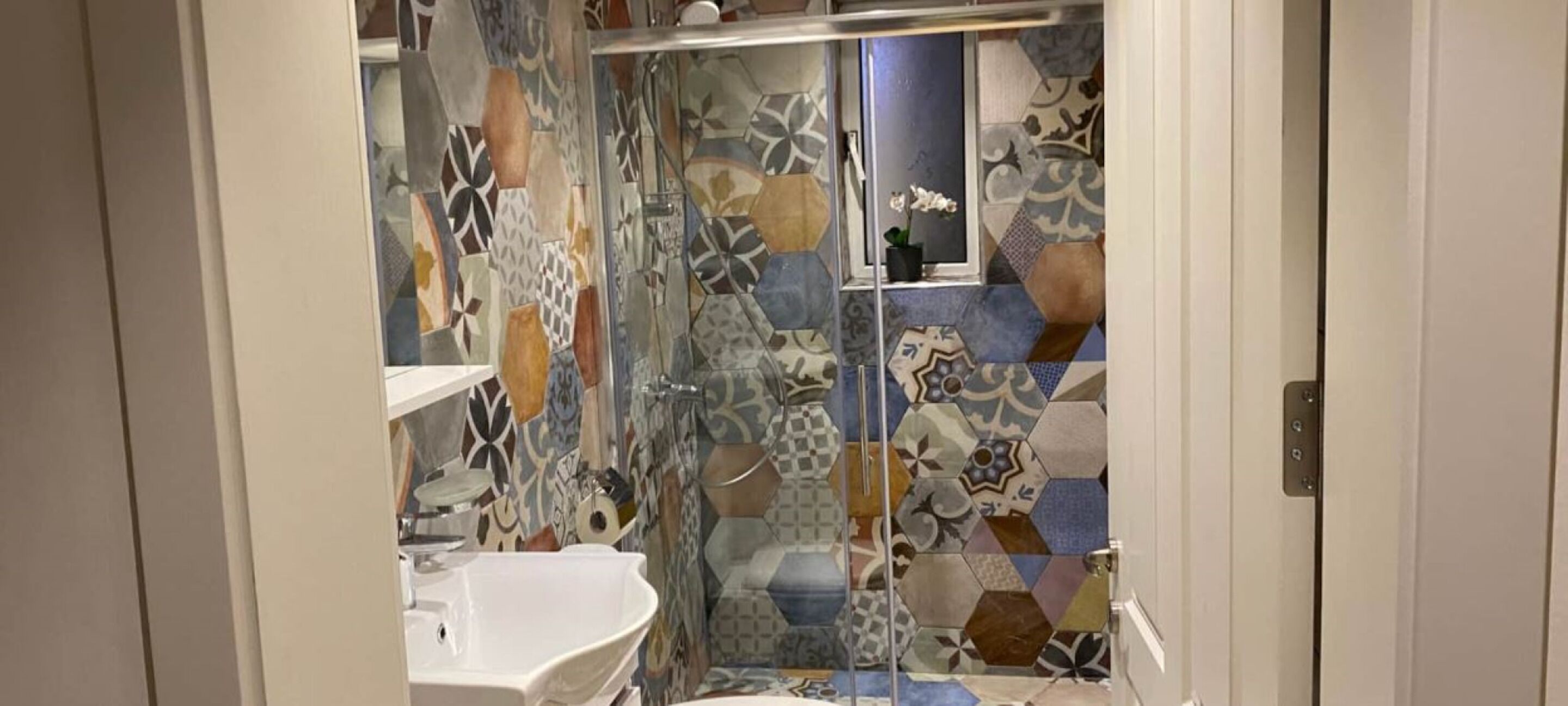 Ein Badezimmer mit Dusche, Waschbecken und Toilette.
