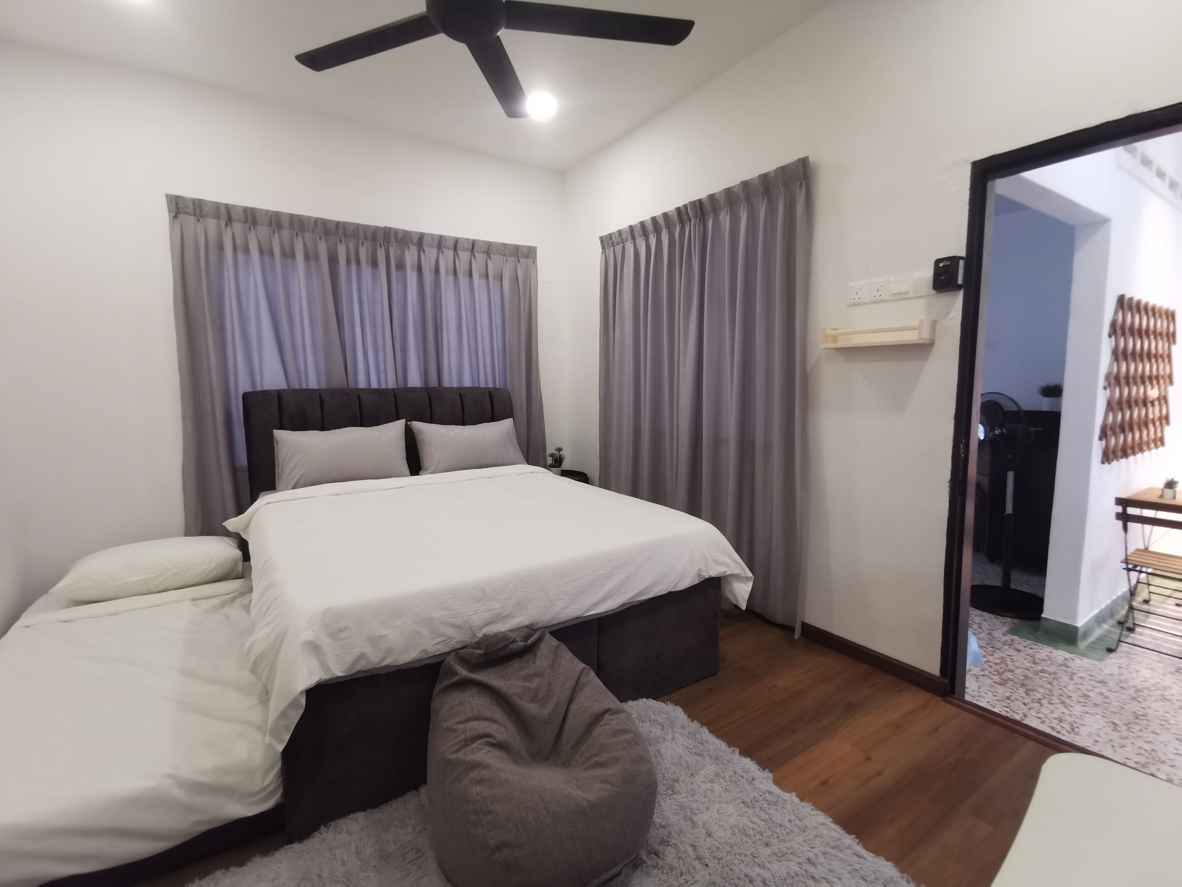 3 室のベッドルーム、アイロン / アイロン台、WiFi (無料)、ベッドシーツ