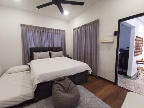 DeCorner @ Ujong Pasir | Melaka Town | Netflix | Wi-Fi |