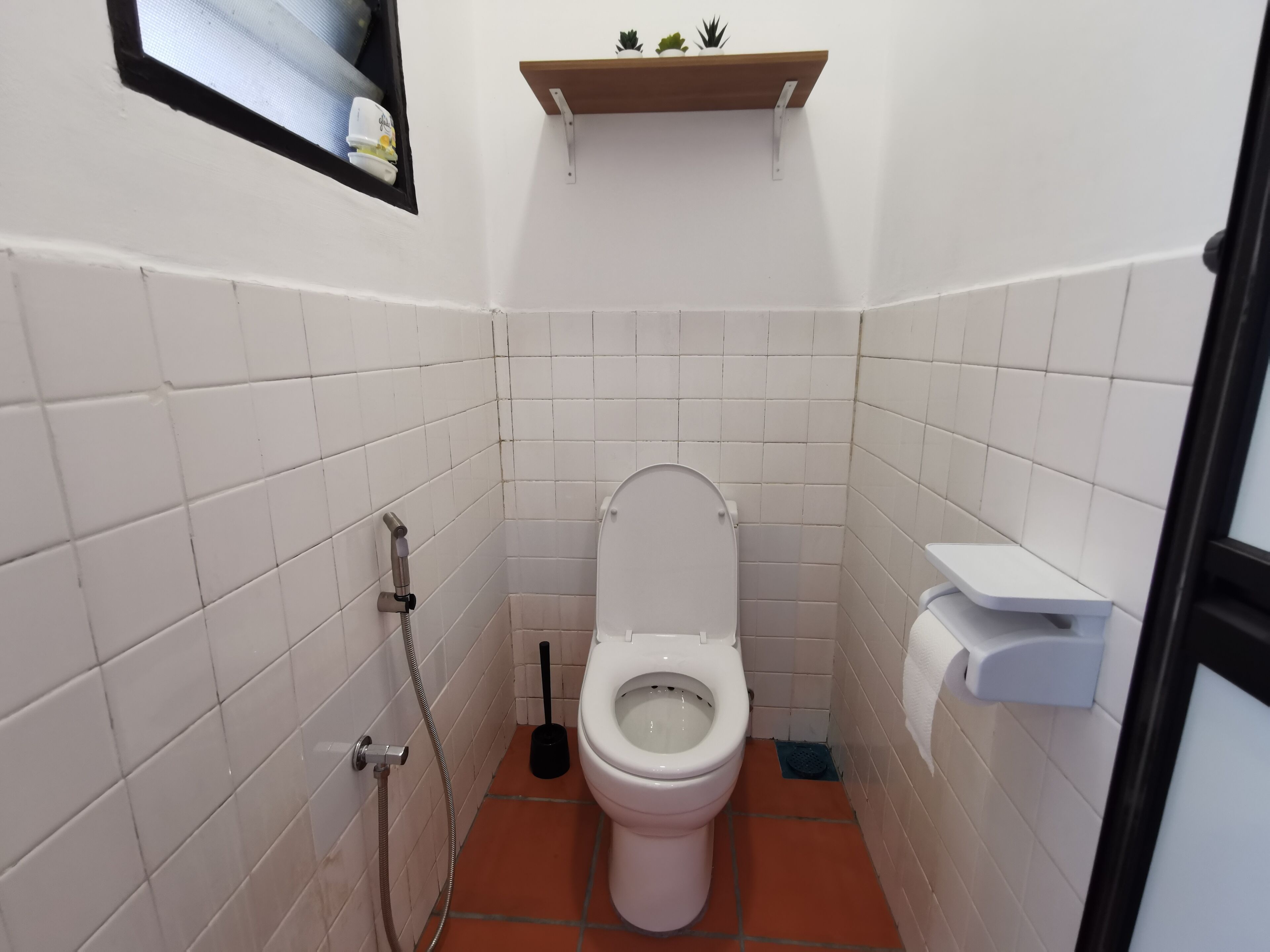 Duschwanne, Haartrockner, Bidet, Handtücher