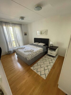 2 makuuhuonetta, silitysrauta/-lauta, ilmainen Wi-Fi, vuodevaatteet