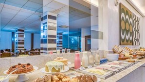 A buffet with various food items and beverages. - Acqua Prime (Maceió)