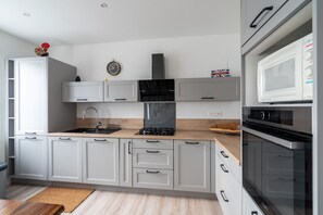 Een koelkast, een microgolfoven, een oven, een vaatwasser