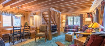 Enjoy fall at this cozy cabin, close to lakes,hiking, skiing