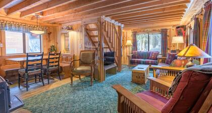 Enjoy fall at this cozy cabin, close to lakes,hiking, skiing