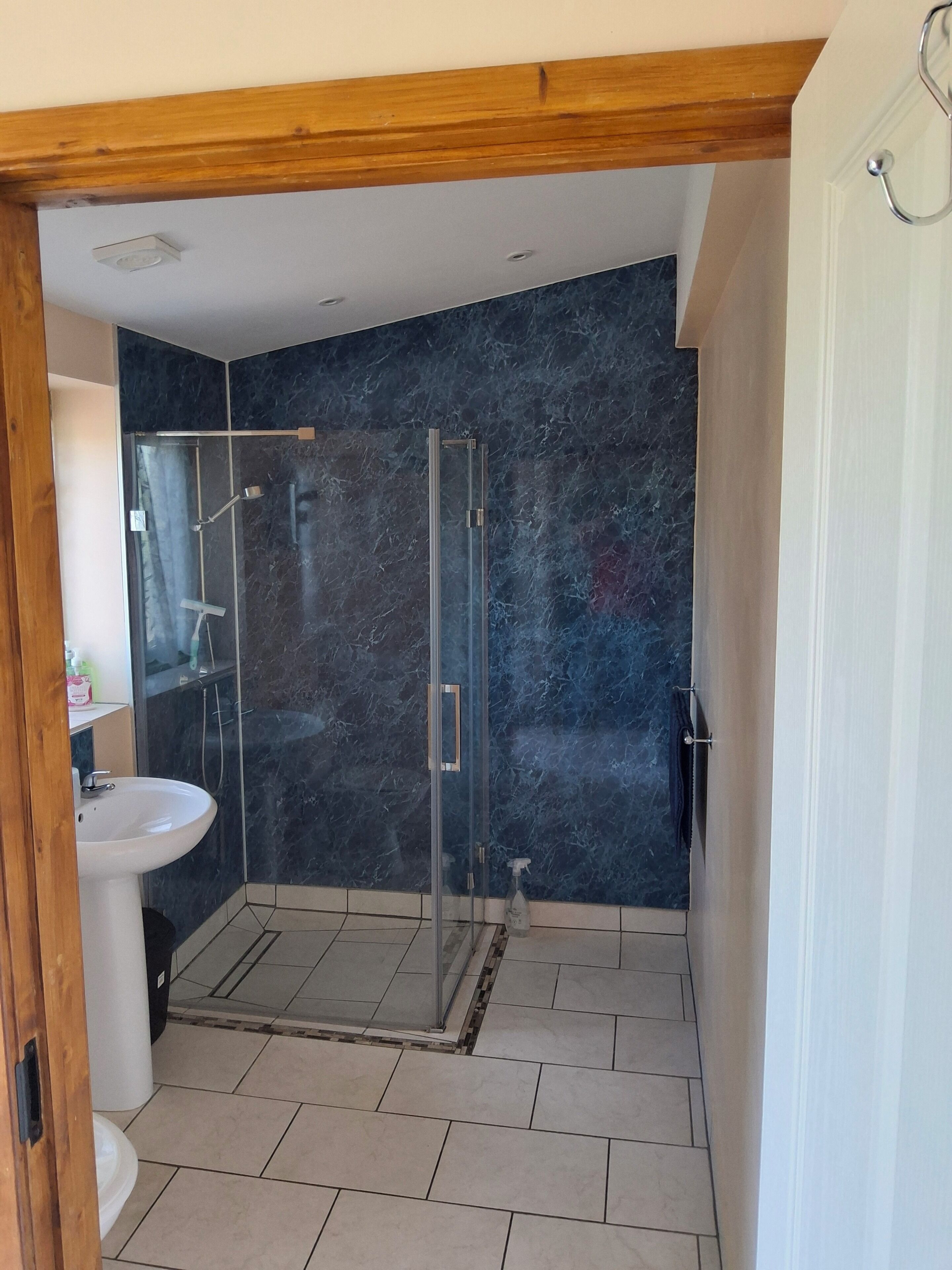 Ensemble douche/baignoire, serviettes fournies