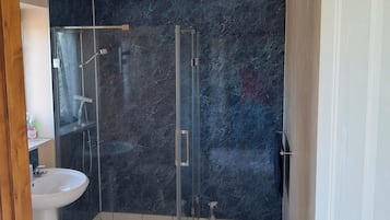 Ensemble douche/baignoire, serviettes fournies