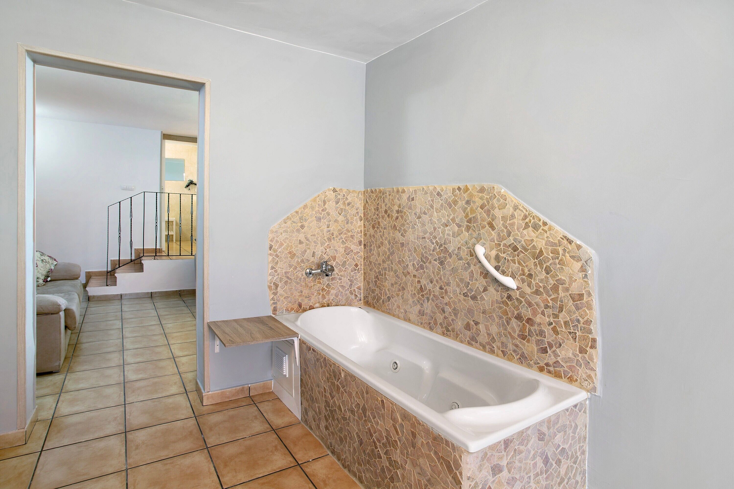 Tina, secadora de cabello, toallas 