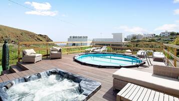 Tina de hidromasaje al aire libre