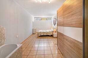 1 غرفة نوم ومكواة/لوح كي وواي فاي مجانًا وملاءات أسرّة