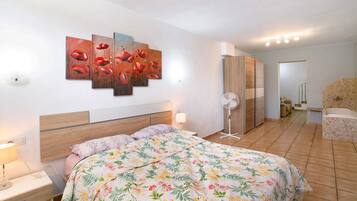 1 habitación, tabla de planchar con plancha, wifi gratis y ropa de cama